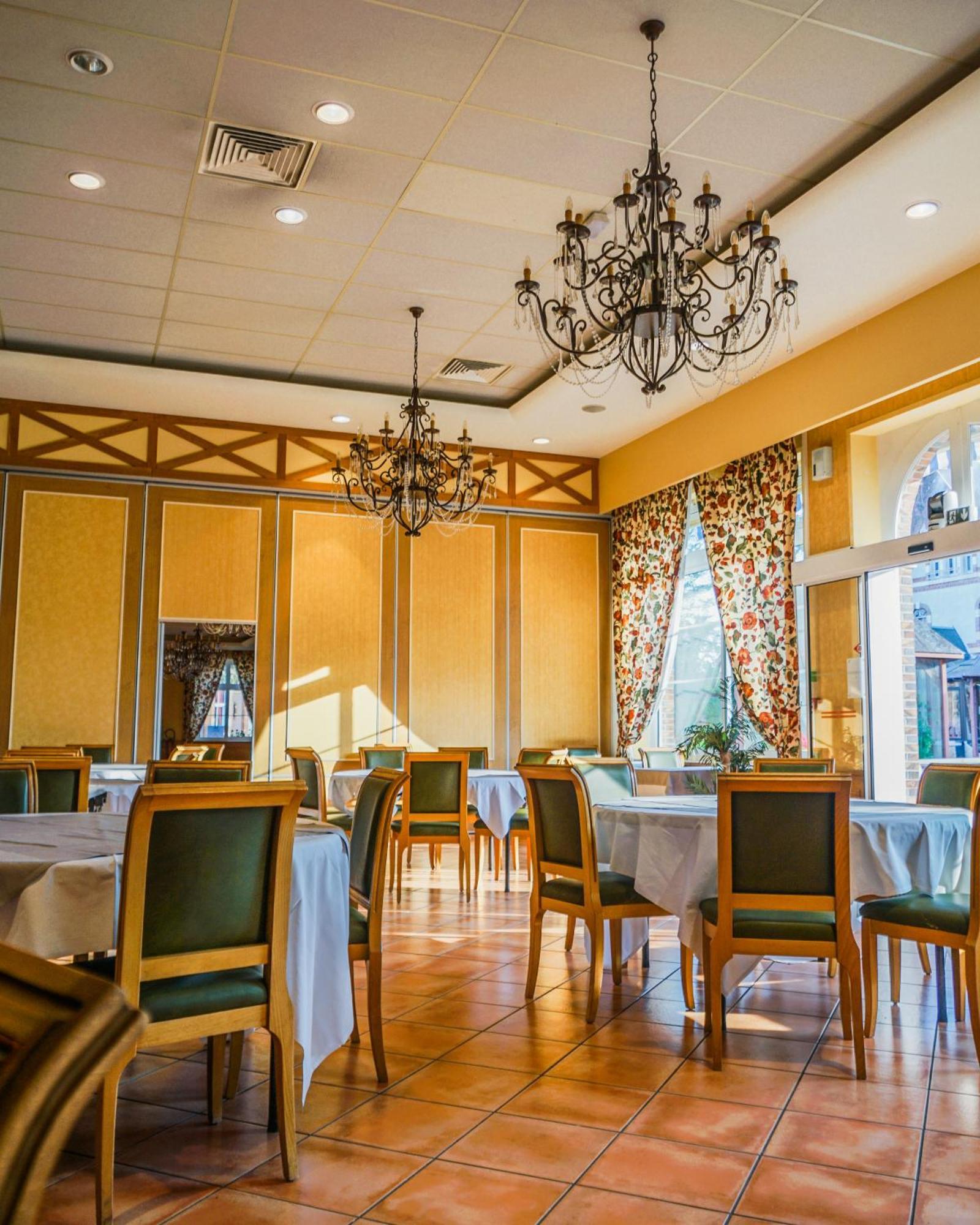 Hotel-Restaurant Domaine De La Grande Garenne Neuvy-sur-Barangeon Екстер'єр фото
