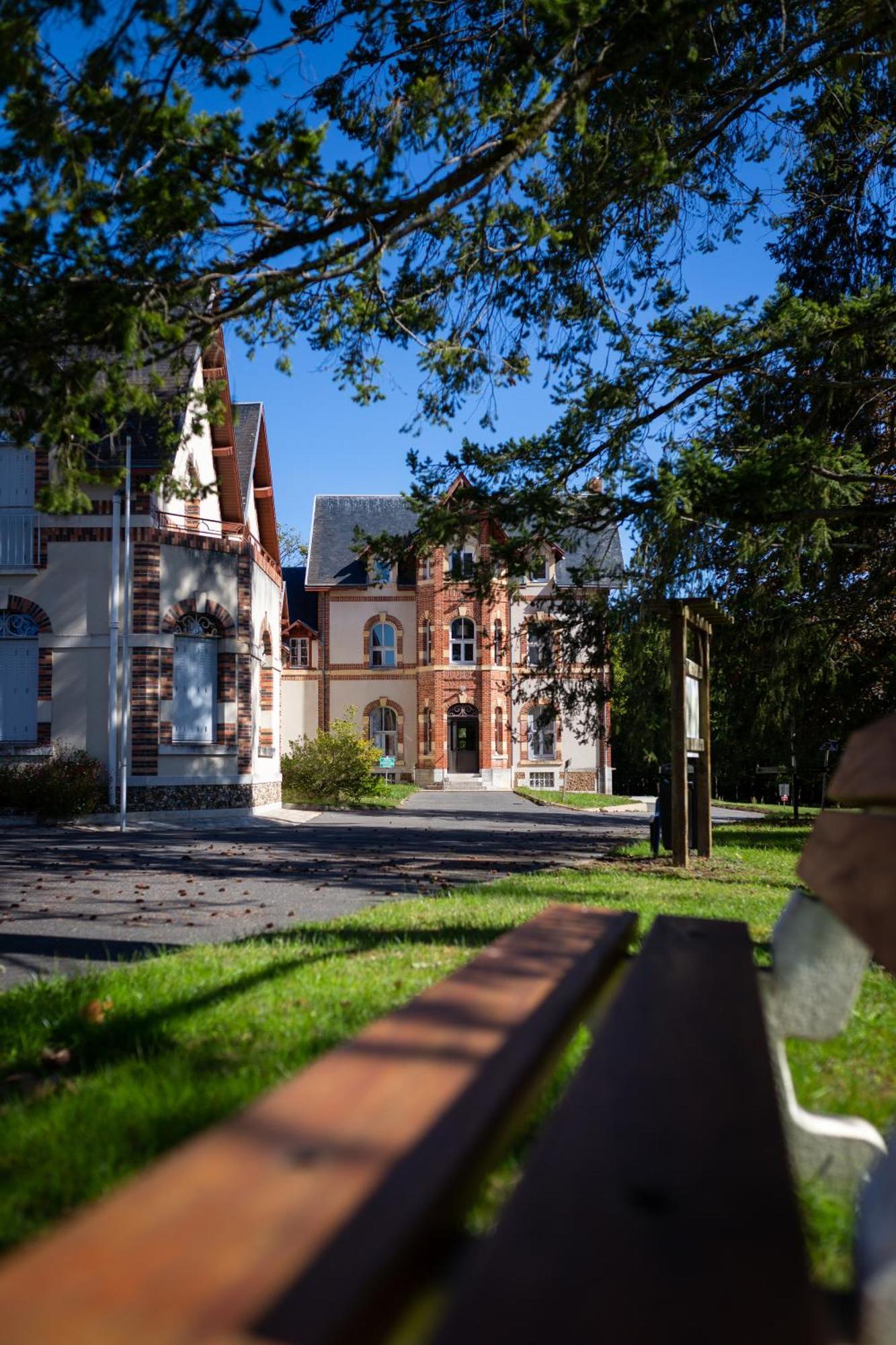 Hotel-Restaurant Domaine De La Grande Garenne Neuvy-sur-Barangeon Екстер'єр фото