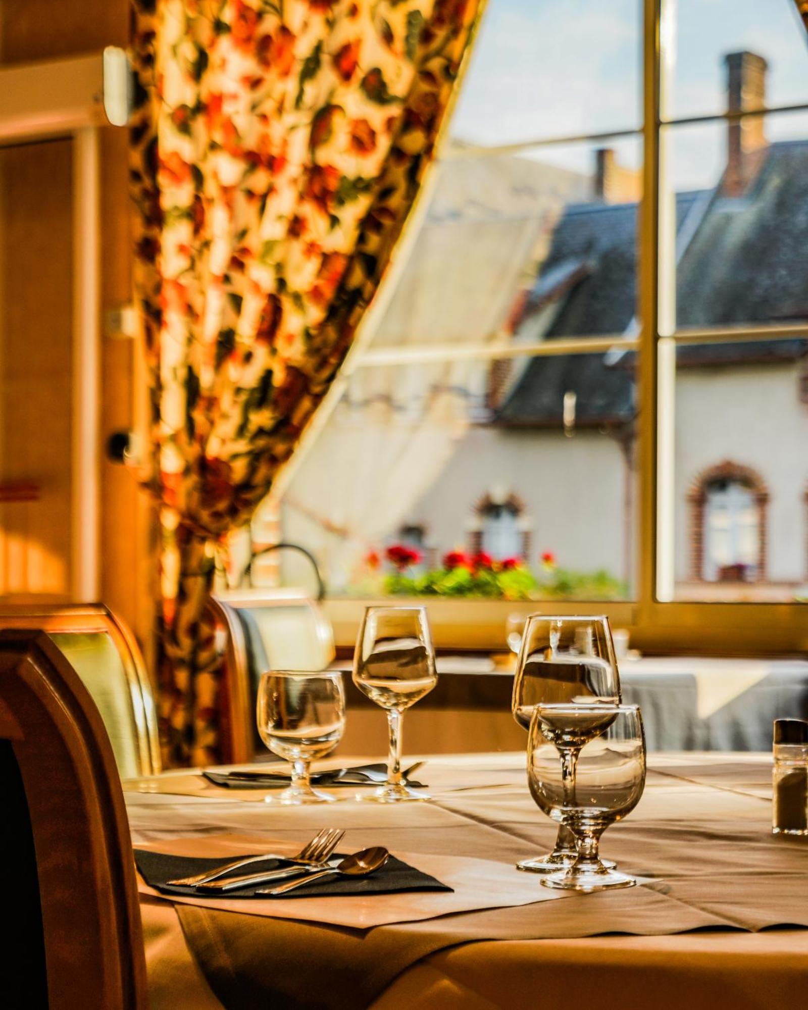 Hotel-Restaurant Domaine De La Grande Garenne Neuvy-sur-Barangeon Екстер'єр фото
