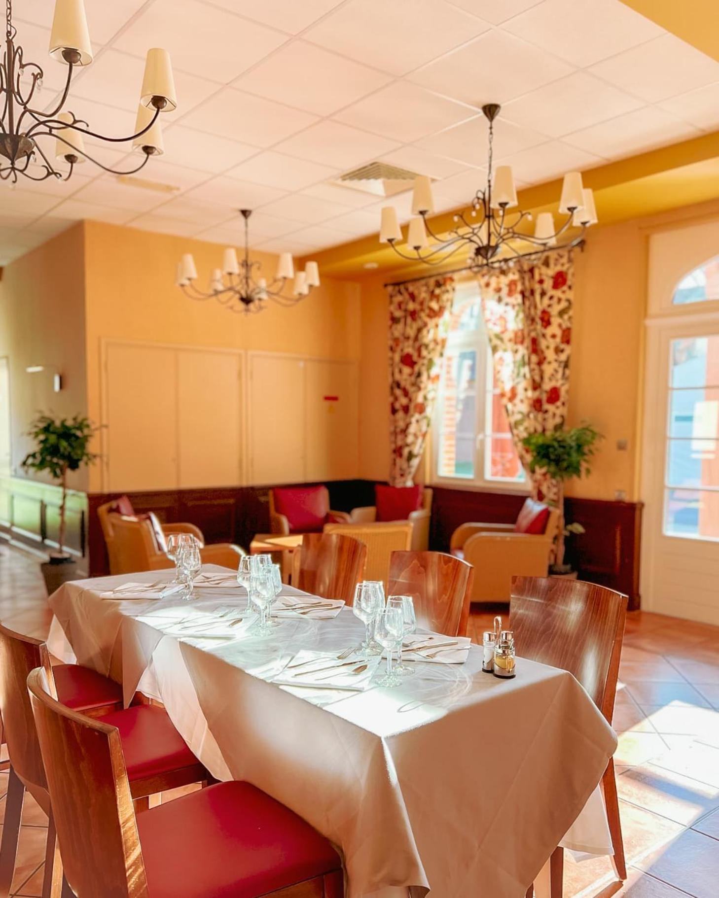 Hotel-Restaurant Domaine De La Grande Garenne Neuvy-sur-Barangeon Екстер'єр фото