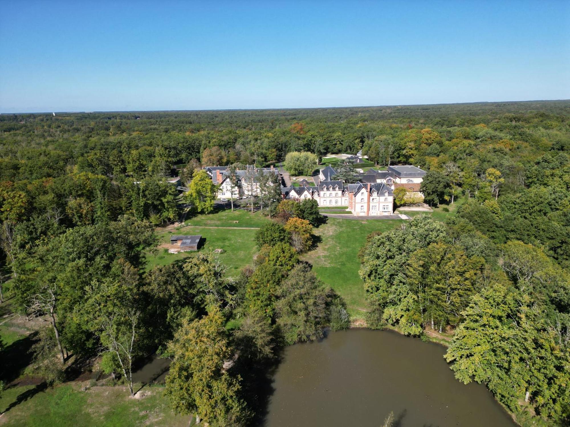 Hotel-Restaurant Domaine De La Grande Garenne Neuvy-sur-Barangeon Екстер'єр фото